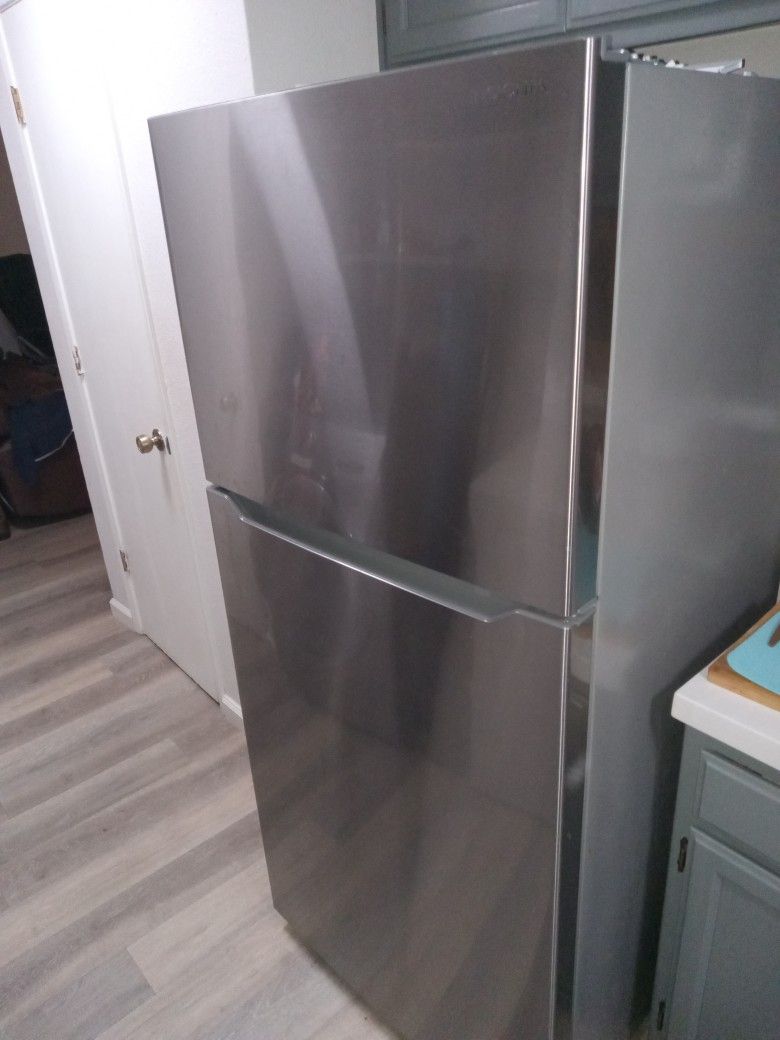 Insignia LG Refrigerator