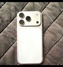 Selling my iPhone 17 Phone is in excellent condition and works perfectly with no issues. Clean IMEl, no cracks, and everything functions as it should 