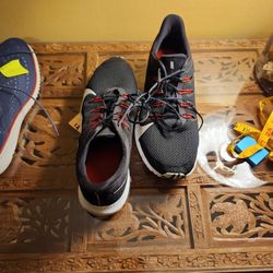 Nikes Running Black Red White  Size 12