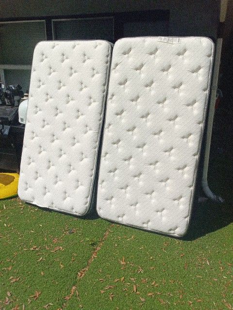 2 TWIN BOX SPRING AND MATTRESSES