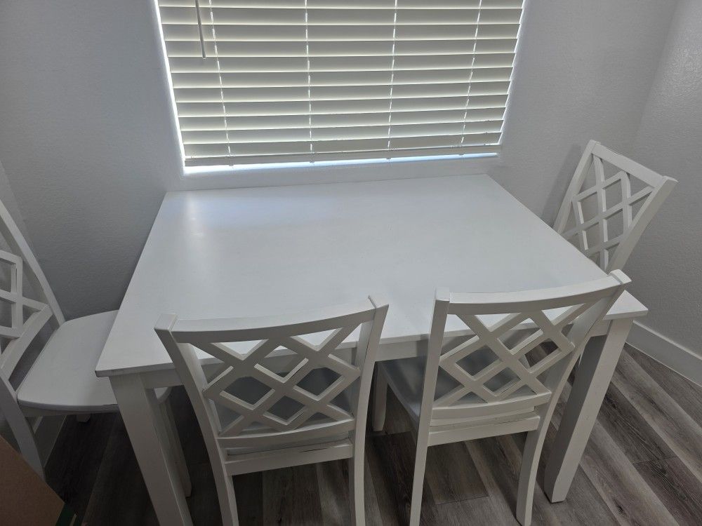 ☆☆☆☆ADORABLE White Cottage Style Table With Matching 4 Chairs $150 OBO