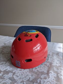 Kids bike or skateboard helmet. Very Good Condition. Very sturdy. Age 4 to 6.