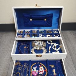1950's Vintage Mid Century MELE Jewelry Storage Box, Comes With Costume Jewelry . 