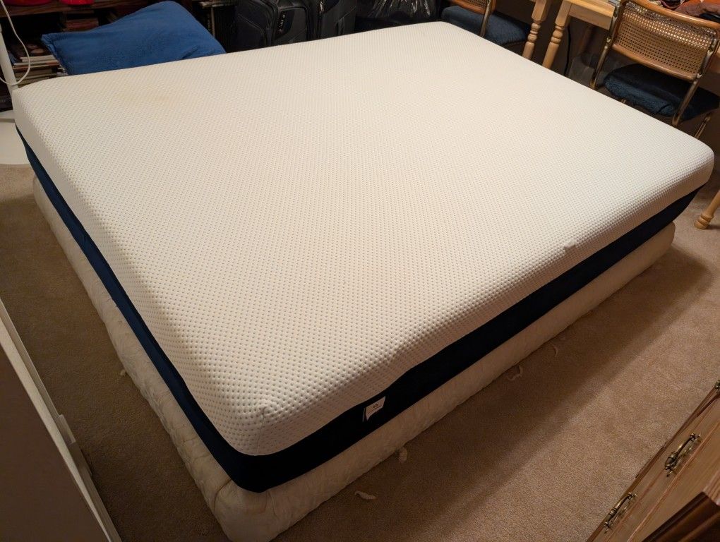 Queen Sized Memory Foam Mattress And Box Spring