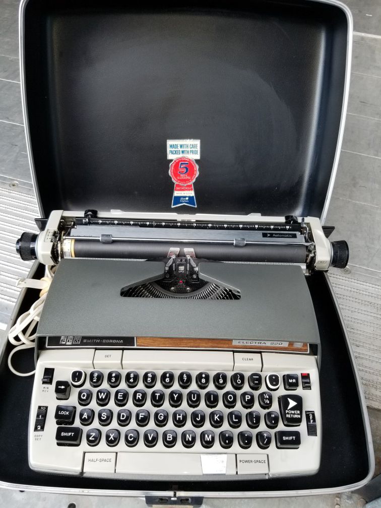 Vintage Smith Corona Electra 220 typewriter collectible antique