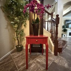 Beautiful Red Accent Table In Excellent Condition 