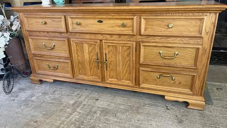 Gorgeous Stanley Triple Dresser Whit Two Nigth Stands 