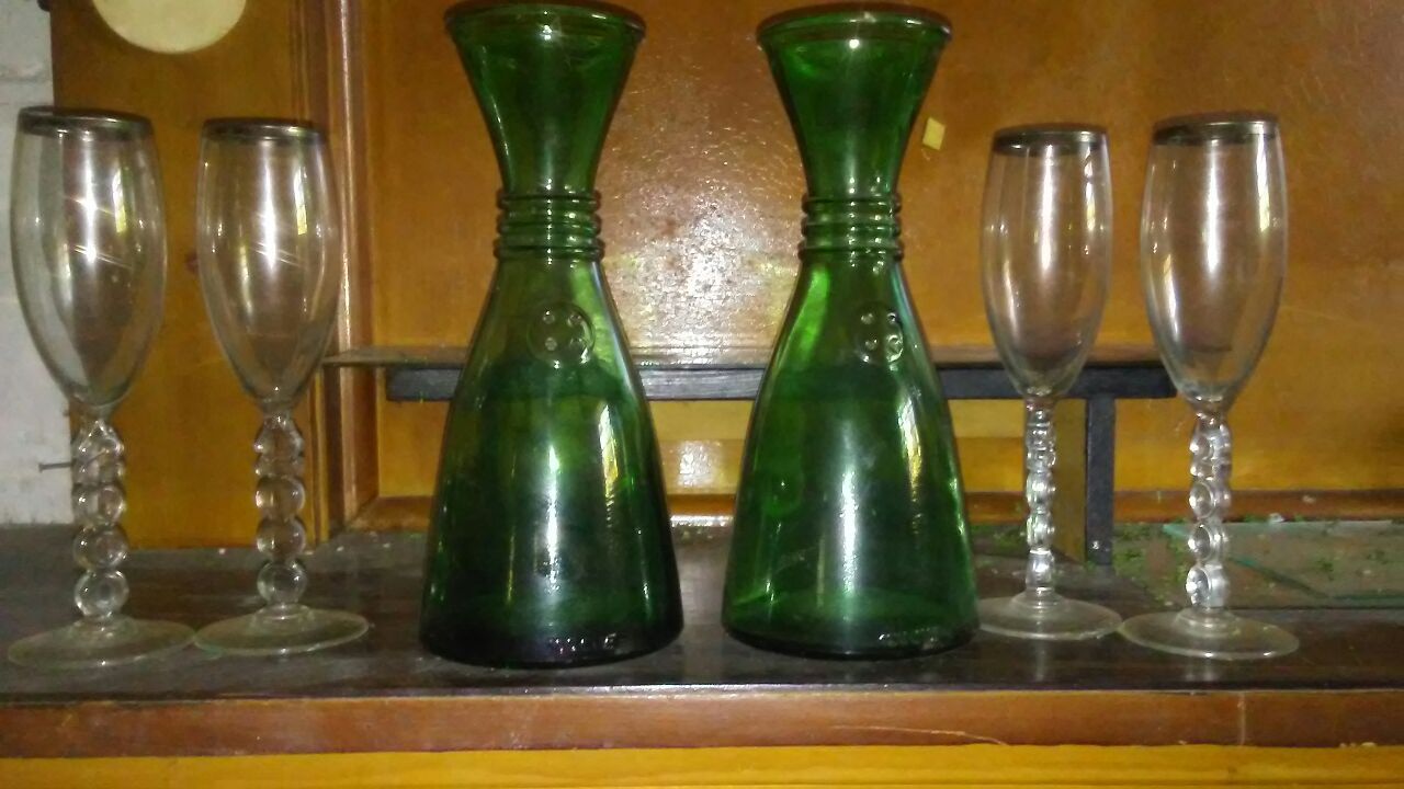 4 glass cups and 2 big flower vases