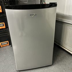 Mini Fridge whirlpool Semi New