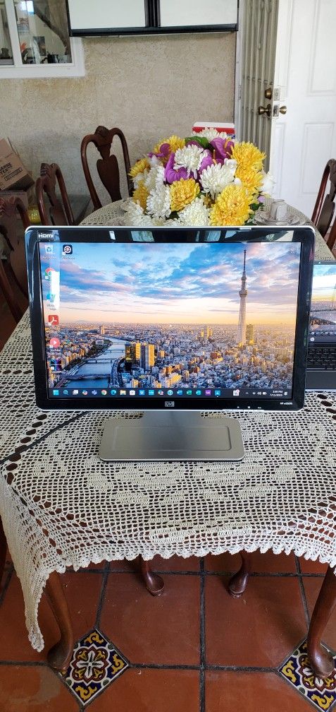 HP 22-inch LCD Color Monitor - W2207h