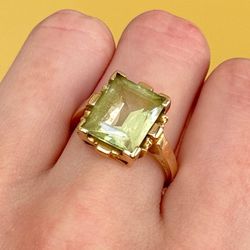 14k yellow gold fashion ring with green stone cushion shape