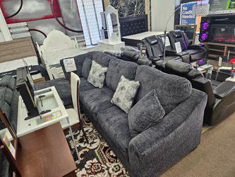 🔥New in stock Ashley Biddeford sectional with pillows special🔥