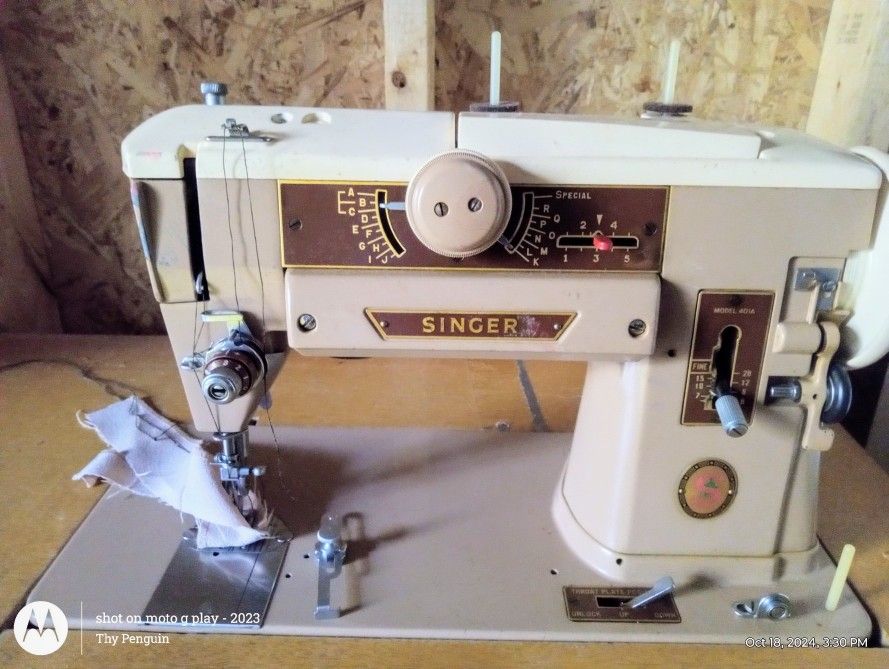 Singer Classic Machine 410 A , Desk, Chair