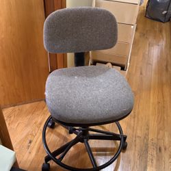 Simple chair with wheels