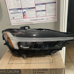 2022-2023  Volvo XC60 Right Headlight 