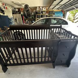 Heavy Duty Crib With Changing Table