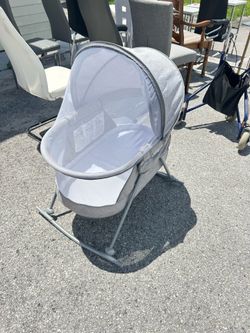 Baby traveling bassinet