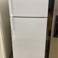 GE Refrigerator Top Freezer White    Hablo Español 