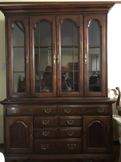 Vintage Dixie China cabinet solid wood in excellent condition
