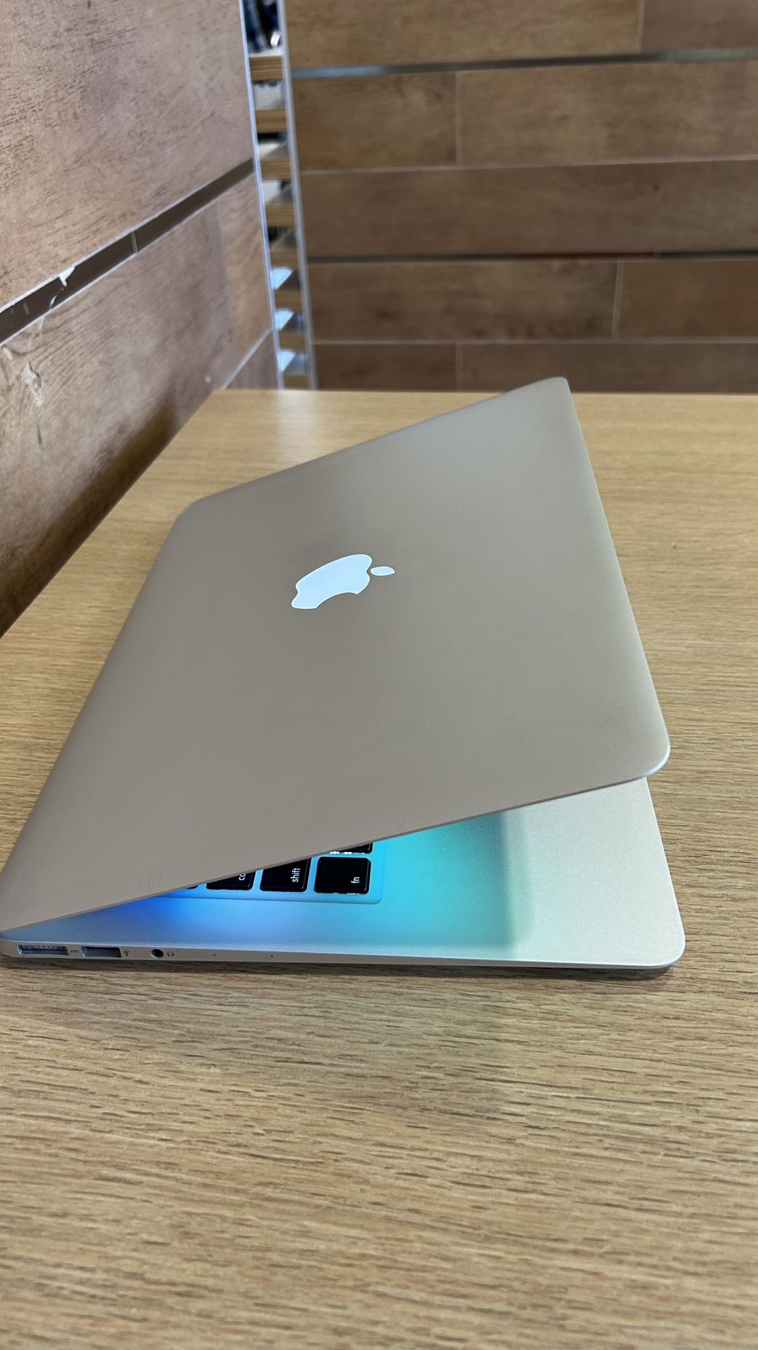 Apple MacBook Air 13” I5/8GB/256GB SSD $200