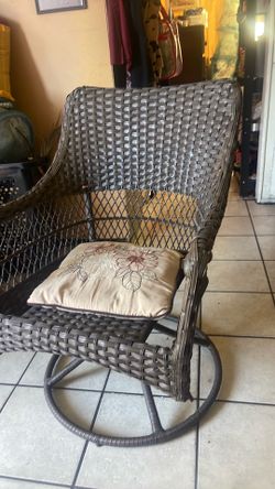 Tengo esta silla reclinable para el patio  en muy buen estado color café
