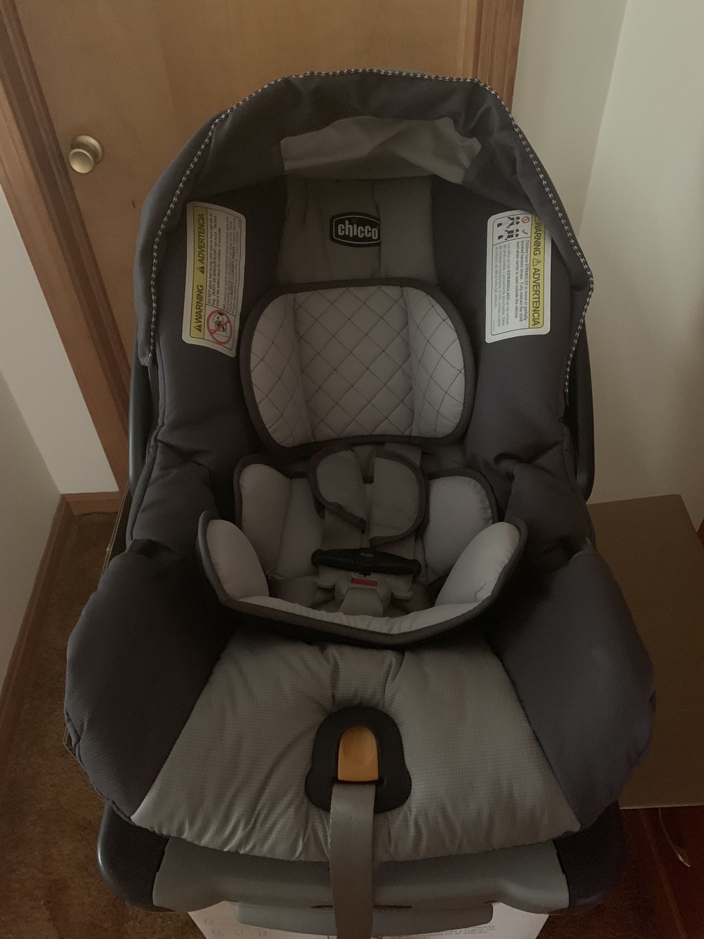 Chicco KeyFit 30 Car seat and Base