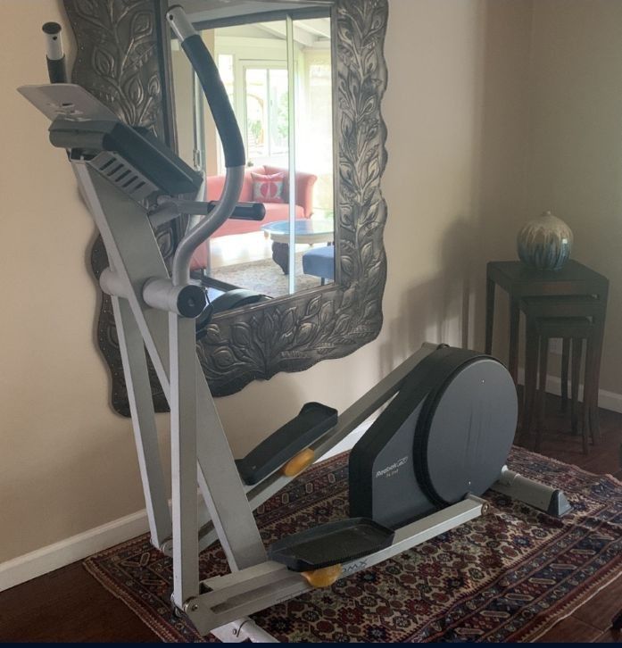 Reebok RL 54-5 elliptical, very good condition. Battery operated control panel not powering because battery connectors got rusted