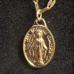 Beautiful Virgin Mary Pendant Pendant Necklace Gold Plated With Delicate Flat Oval Link Chain 16" LOOKS NEW