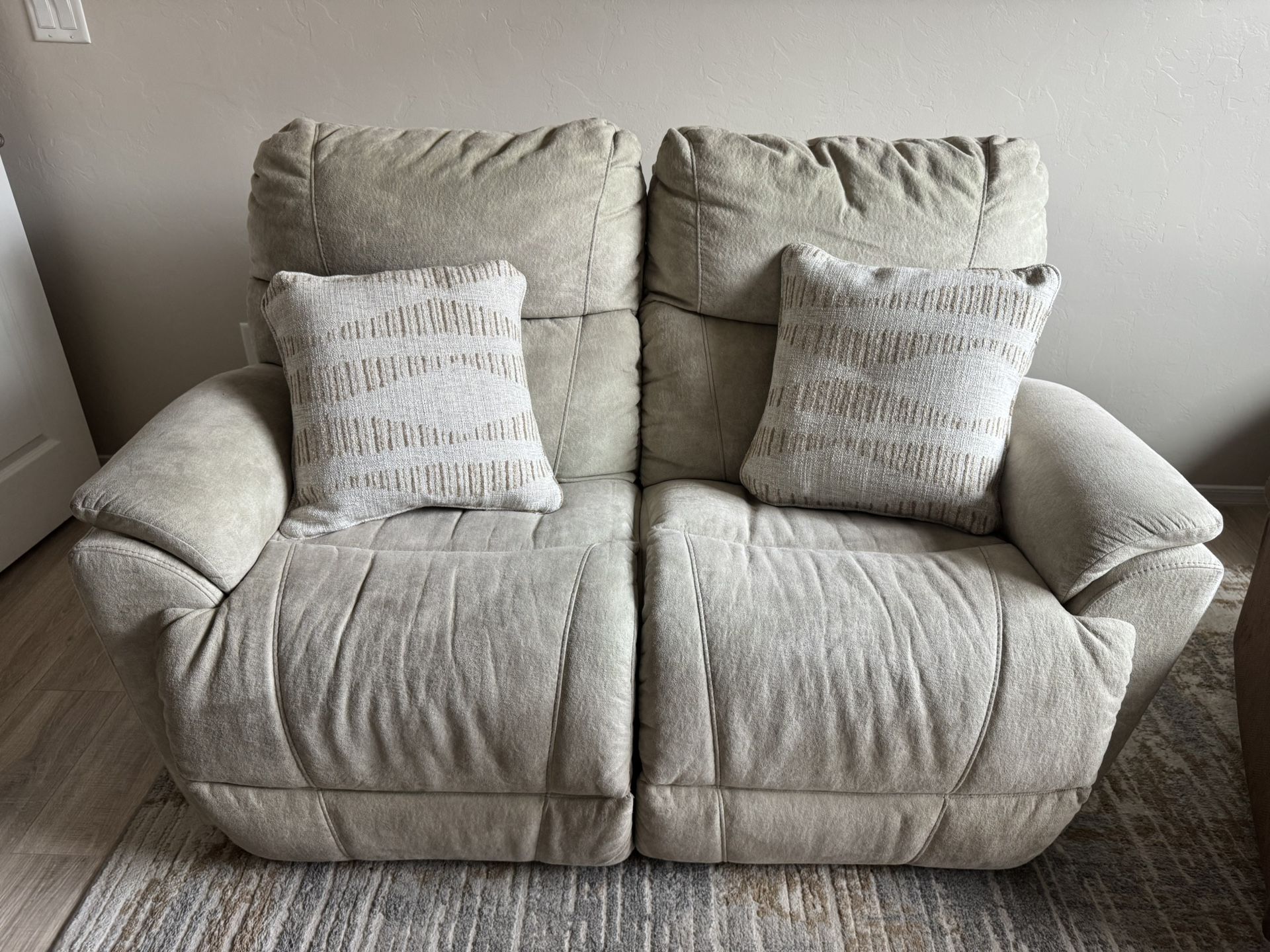 Lazy boy Reckoning Love Seat Clean
