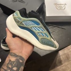 Yeezy 700 Azaerth Size 4 