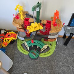 Thomas & FRIENDS  TRAINS & CRANES 