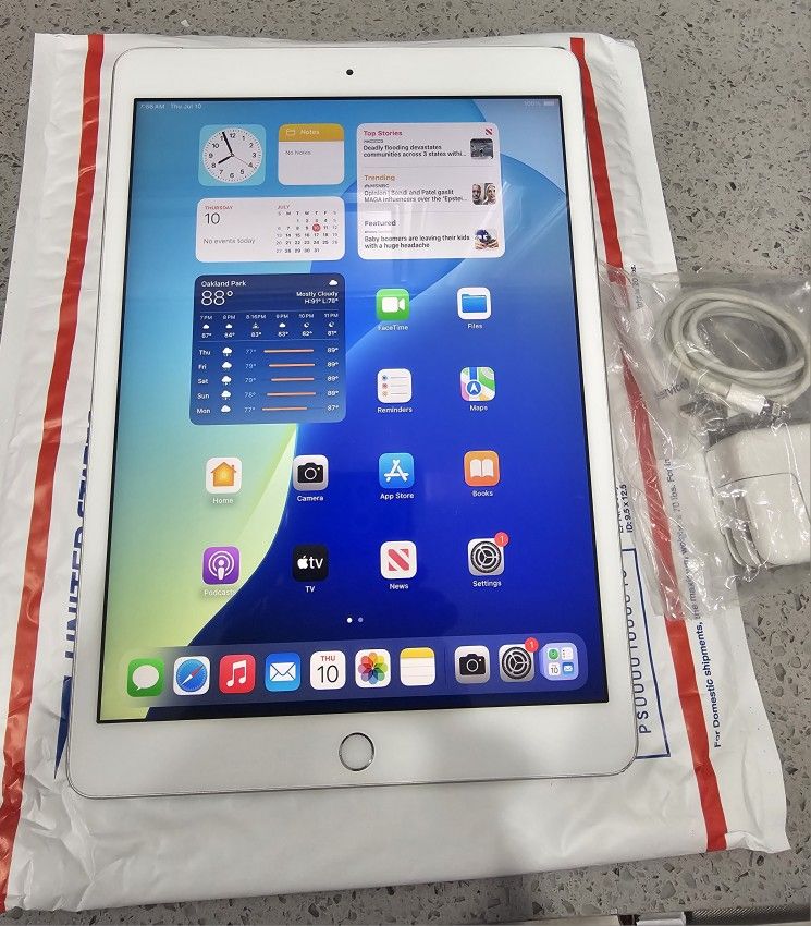 Apple iPad 8th Gen 32GB WiFi & Cellular UNLOCKED 10.2"-Silver