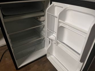 Magic Chef Mini Fridge / Compact Refrigerator