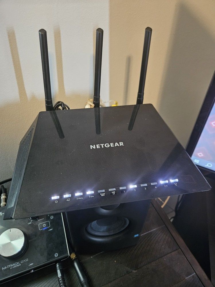 EXPRESSVPN Netgear Nighthawk AC1750 R6700v3 Smart Wifi Router
