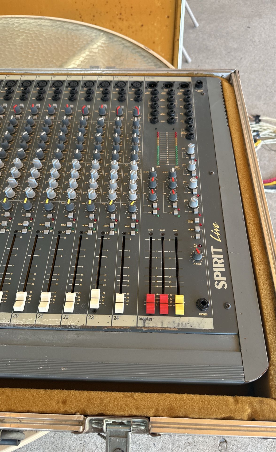 24 Chanel Soundcraft Spirit Mixer