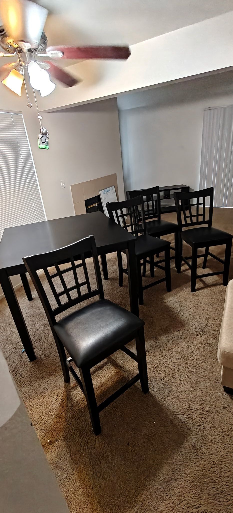 Dining Table With 4 Chairs. Lether Seats 