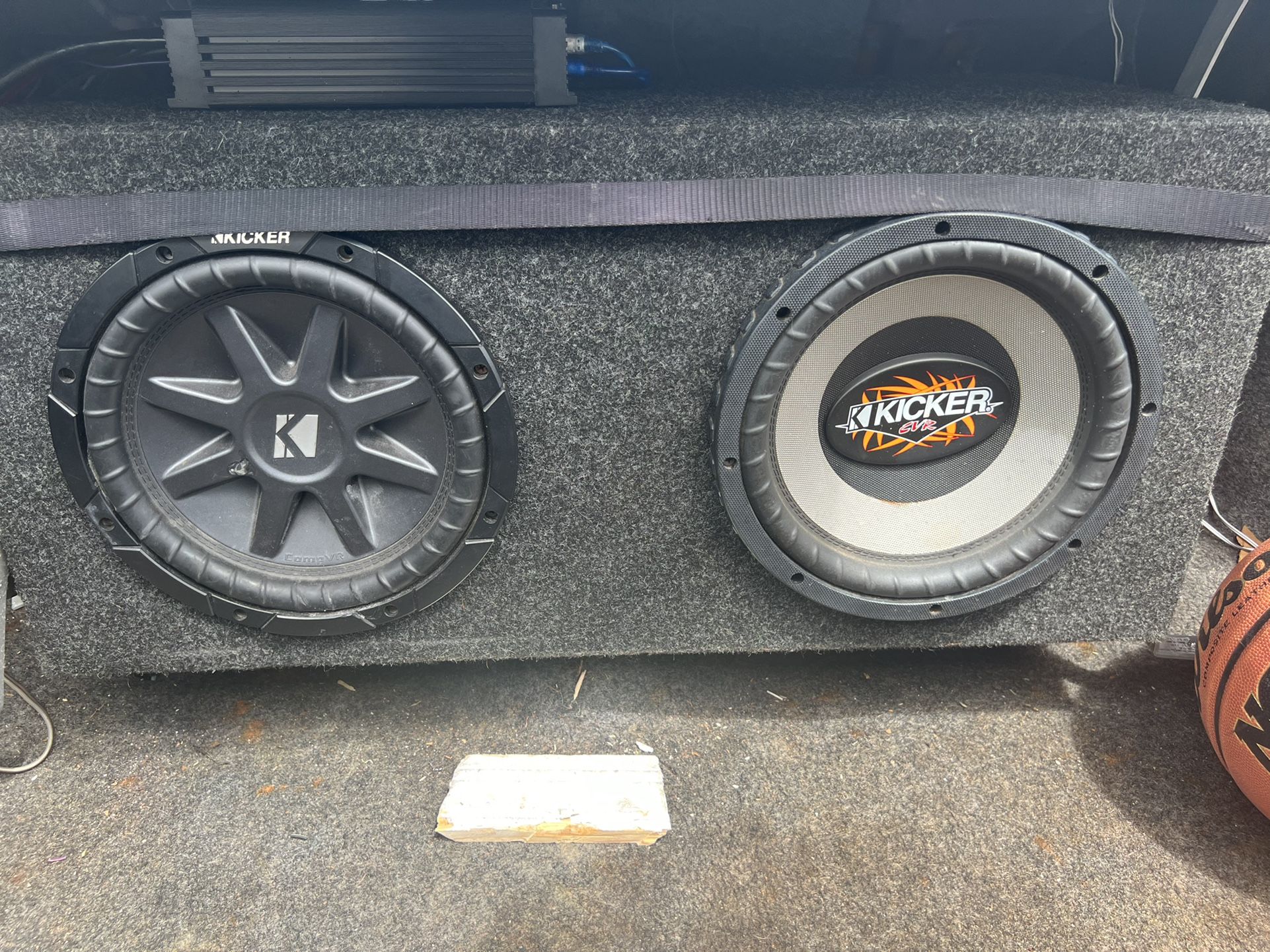 10 inch Kicker CVR 10 subwoofers in sealed box 900 watt amp