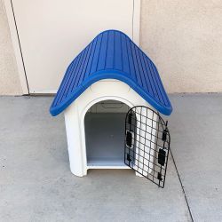 Brand New $50 Small Size Dog House Waterproof Plastic Outdoor Indoor 30x23x26”