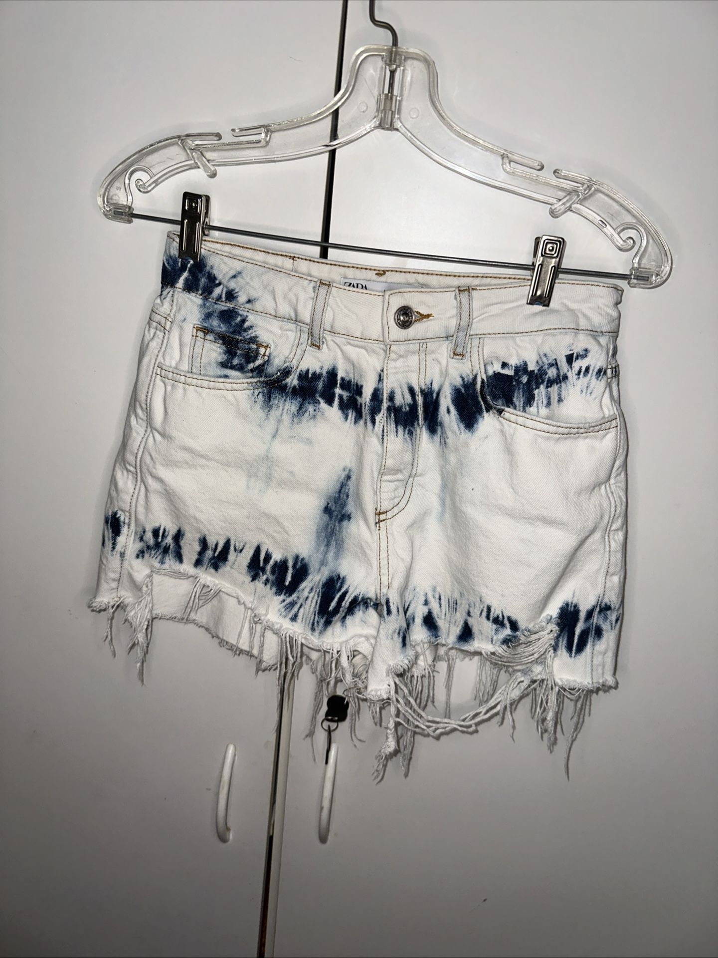 Zara High Waisted Tie Dye Distressed Jean Shorts Size 4 White and blue tie-dye denim shorts with fringe #festivalvibes
