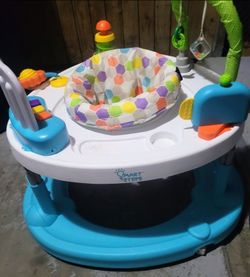 Baby activity center/walker