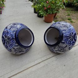 XL Blue And White Talavera Leaning Clay Pots (Planters) Plants. $65 cada una.