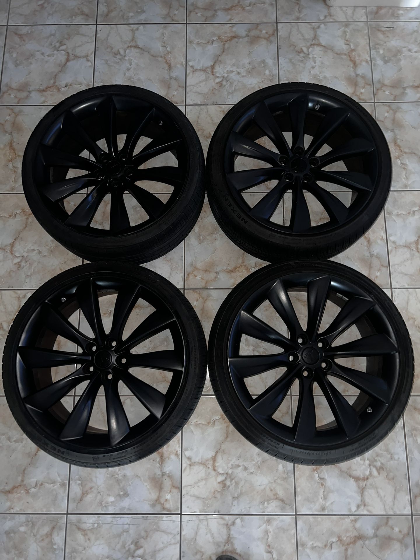 Tesla model s wheels 21” black w/ new tires 245/35/21