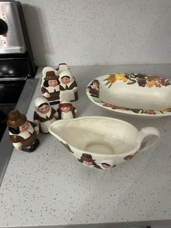 🍂 Vintage Thanksgiving Pilgrim Ceramic Napkin Holder & Gravy Boat Set with Figurine Shakers