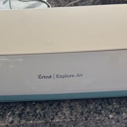 Cricut explore air machine used once with all pictured included!!