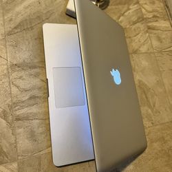 MacBook Pro 15.4” i7 / 1TB +512GB SSD & 16GB Rams /