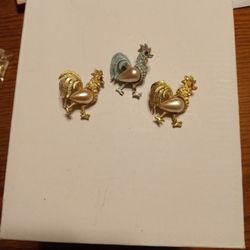 Jewelry Rooster Pins With Large Pearl Bodies