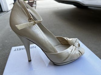 BCBG cream Leather Heels 