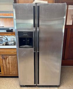 FRIGIDAIRE STAINLESS STEEL REFRIGERATOR