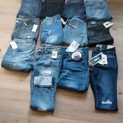 Woman's Jeans Size 27-28 •12 Pairs•