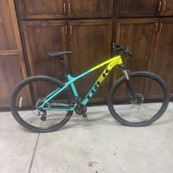 Brand New Trek Marlin 5 Series. M/L Size